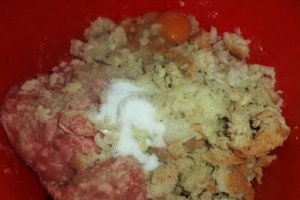 Rulada din carne tocata cu porumb si cascaval