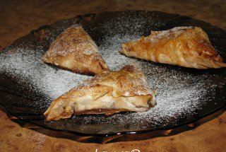 Pachetele crocante si aromate umplute cu mere si stafide