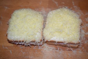 Sendvis cald cu crema de branza cu usturoi