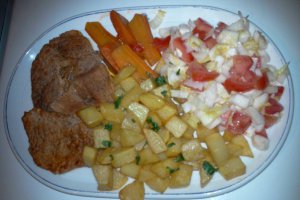 Friptura din carne de porc fiarta in vin cu garnitura de cartofi la tigaie