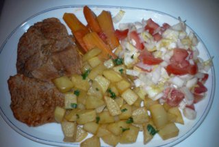 Friptura din carne de porc fiarta in vin cu garnitura de cartofi la tigaie
