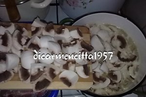 Ciulama de ciuperci champignion cu copanele de pui.