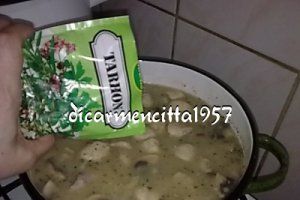 Ciulama de ciuperci champignion cu copanele de pui.
