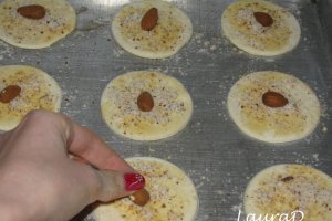 Trandafiri pufosi cu ciocolata si migdale