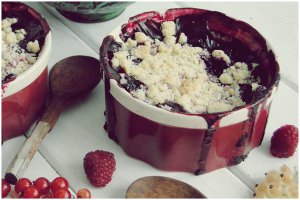 Crumble cu afine, coacaze si zmeura