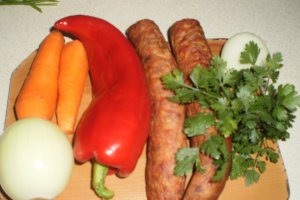 Iahnie de fasole cu carnati si slanina prajita