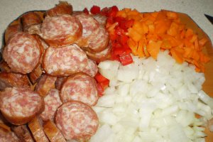 Iahnie de fasole cu carnati si slanina prajita