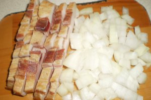 Iahnie de fasole cu carnati si slanina prajita