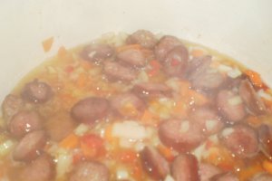 Iahnie de fasole cu carnati si slanina prajita