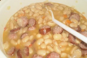 Iahnie de fasole cu carnati si slanina prajita