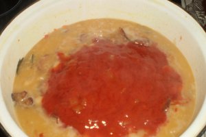 Iahnie de fasole cu carnati si slanina prajita