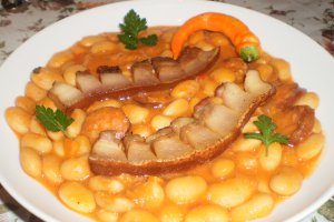 Iahnie de fasole cu carnati si slanina prajita