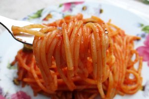Spaghete cu sos de rosii si ardei copt