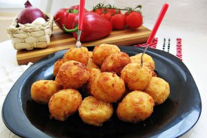 Bulete de cascaval cu cartofi si sunca presata
