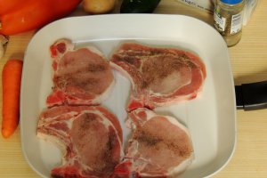 Cotlet porc pe pat de legume