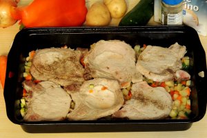 Cotlet porc pe pat de legume
