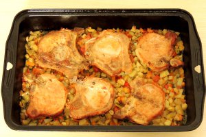 Cotlet porc pe pat de legume