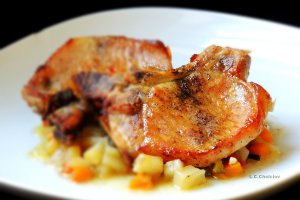 Cotlet porc pe pat de legume