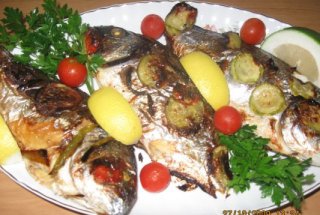 Dorada cu legume in folie de aluminiu la cuptor