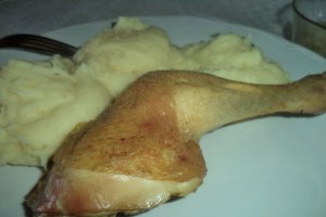 Pulpe de pui pe pat de sare la cuptor