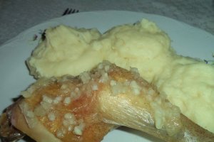 Pulpe de pui pe pat de sare la cuptor