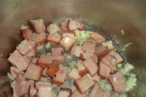 Ciorba de dovlecel cu piept de porc afumat