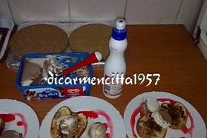 Mere coapte cu inghetata si scortisoara.