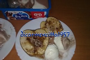 Mere coapte cu inghetata si scortisoara.
