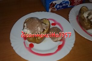 Mere coapte cu inghetata si scortisoara.
