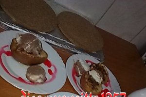Mere coapte cu inghetata si scortisoara.