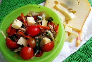 Salata cu emmentaler