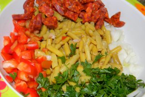 Salata de fasole cu chorizo