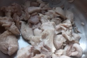 Spaghete cu crenvusti din piept de pui