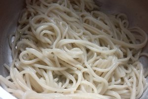 Spaghete cu crenvusti din piept de pui