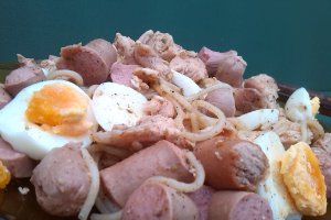 Spaghete cu crenvusti din piept de pui
