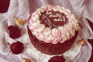 Tort cu mousse de zmeură şi ciocolată