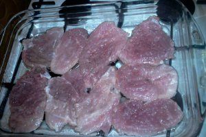 Friptura la cuptor cu ceapa, cascaval si garnitura de orez