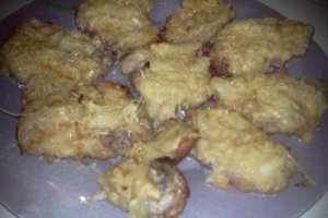 Friptura la cuptor cu ceapa, cascaval si garnitura de orez