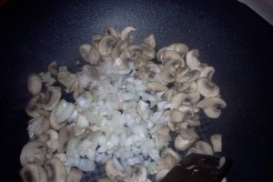 Friptura la cuptor cu ceapa, cascaval si garnitura de orez