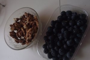 Prajitura din faina de orez cu nuci si afine