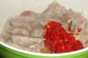 Paprikas cu carne, mazare si galuste