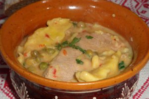 Paprikas cu carne, mazare si galuste