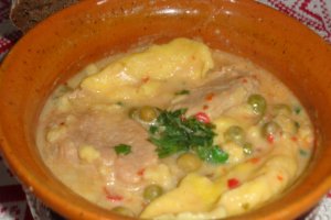 Paprikas cu carne, mazare si galuste