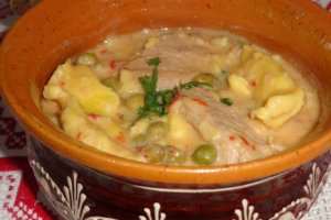 Paprikas cu carne, mazare si galuste