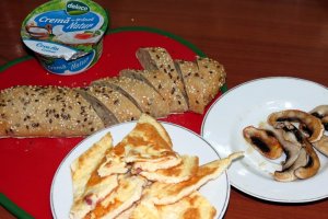 Senvis cu crema de branza, omleta si ciuperci