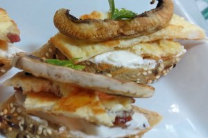 Senvis cu crema de branza, omleta si ciuperci