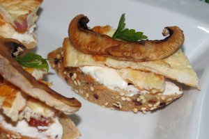 Senvis cu crema de branza, omleta si ciuperci