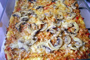 Placinta/pizza cu carne tocata, ciuperci, cascaval