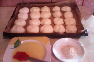 Chifle cu cirnati de casa si cabanos