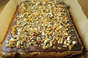 Brownie cu alune caramelizate